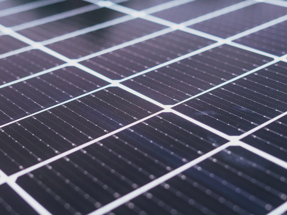 Imagen en primer plano de paneles fotovoltaicos. 