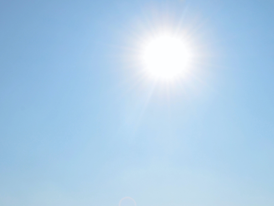 Imagen del sol y el cielo azul. 
