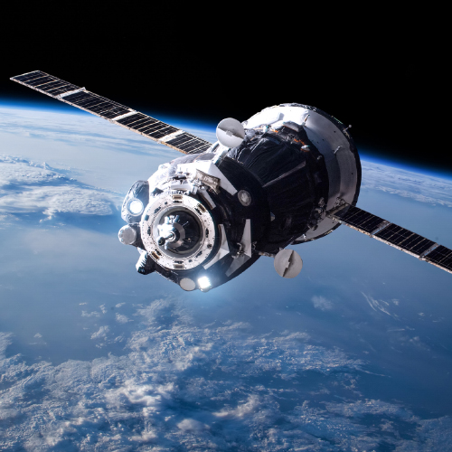 Imagen de un satélite en el espacio, sobrevolando la Tierra. 