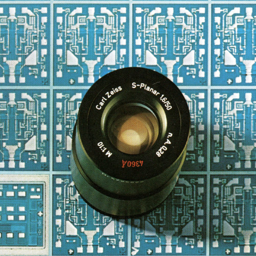 Imagen de un lente S-Planar de ZEISS sobre microestructuras. 