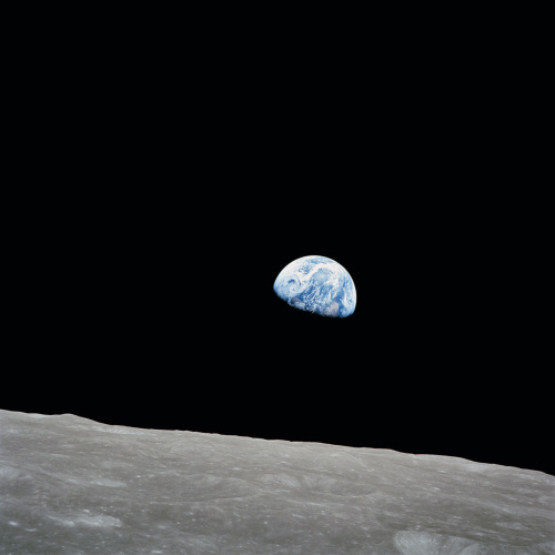 La emblemática imagen de la Tierra, tomada con un teleobjetivo Sonnar de 250 mm de ZEISS durante la misión Apolo 8. 